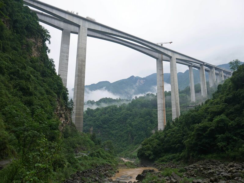 File:Shuanghekou Bridge WuyunkaiCrane.JPG