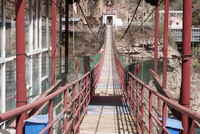 File:Tianjishan FootbridgeMaroonrailing.JPG