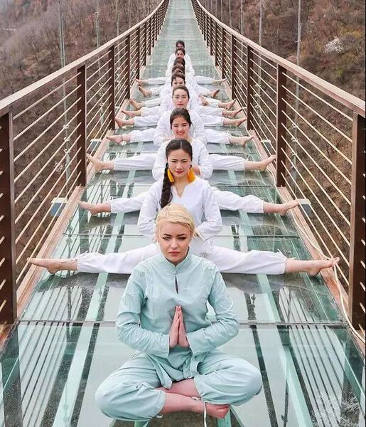 File:FuxishanGlassFootbridgeGirls.jpg