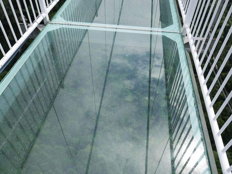 File:LingjiangyuanGlassFootbridgePanel.JPG