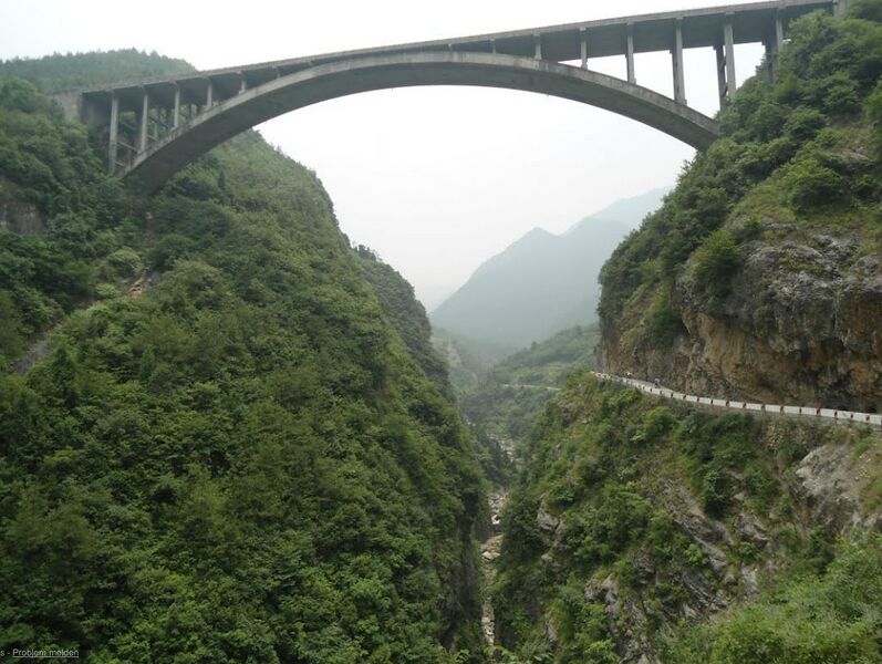 File:LongdongbeiNextToG5.jpg