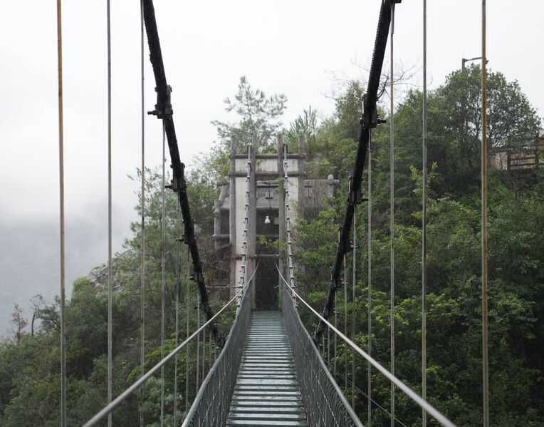 File:YaxiakuGlassFootbridgeWalkwayCables.JPG