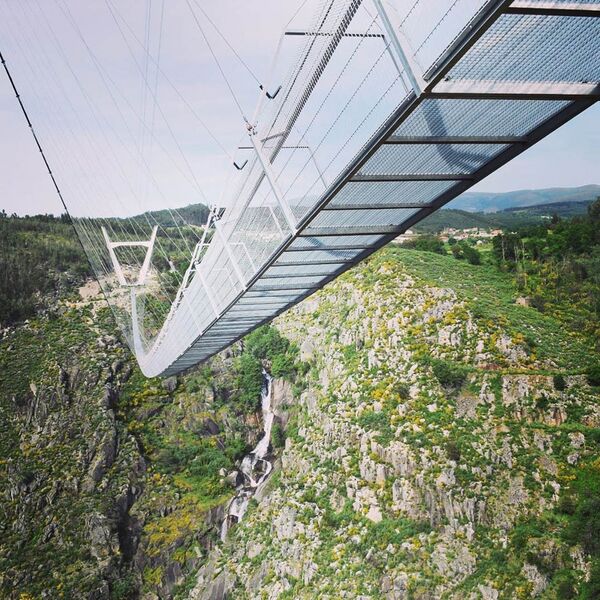 File:516 Arouca FootbridgeUnderside.jpg