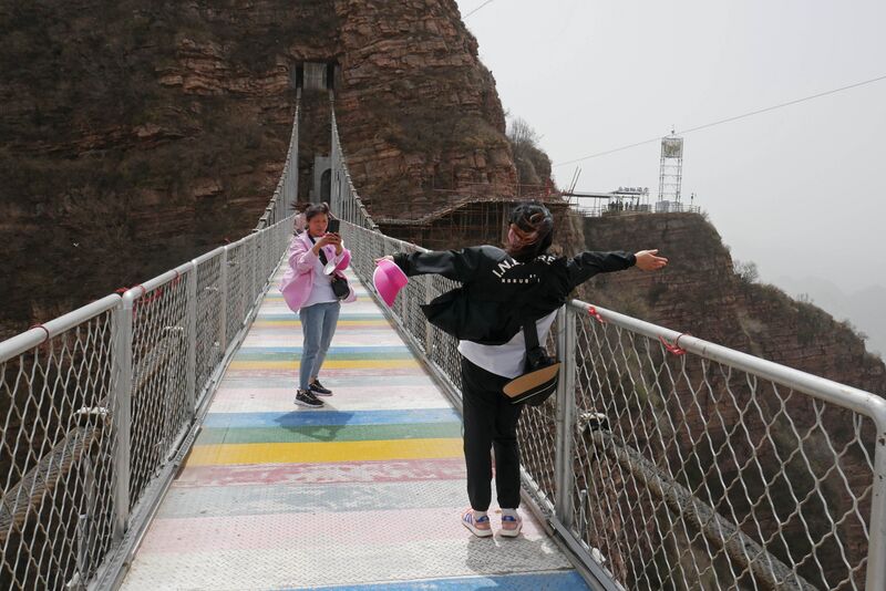 File:WudangshanFootbridgeSelfie.JPG