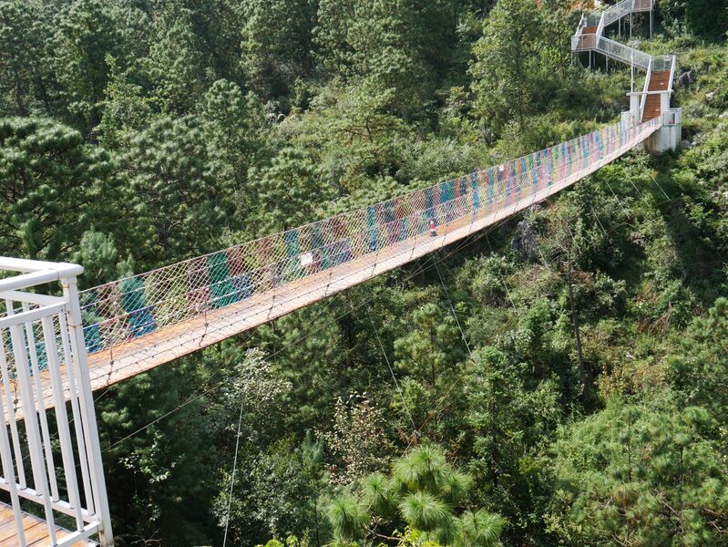 File:NizhuheMorningSwingingFootbridge.JPG