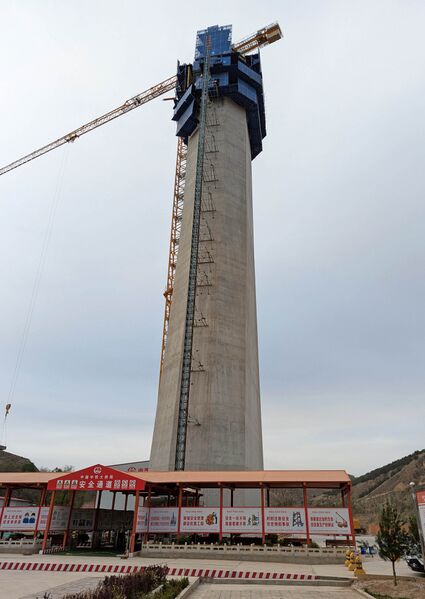 File:PuheRailwayCraneSky.jpg