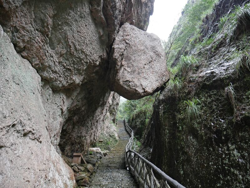 File:YaxiakuGlassFootbridgeBoulderWedge.JPG