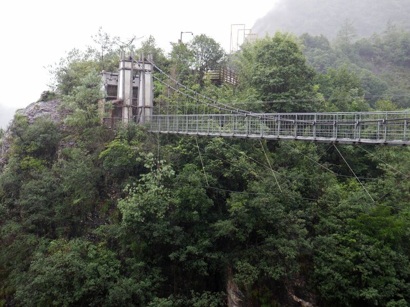 File:YaxiakuGlassFootbridgeFarTower.JPG