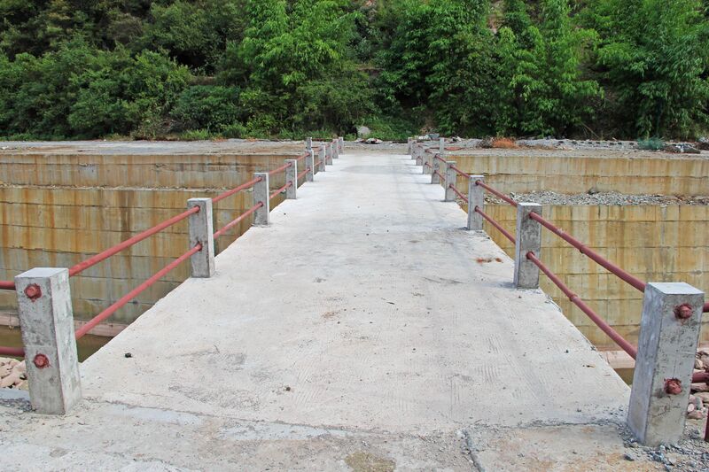 File:YelangheRailwayLowCrossi.JPG