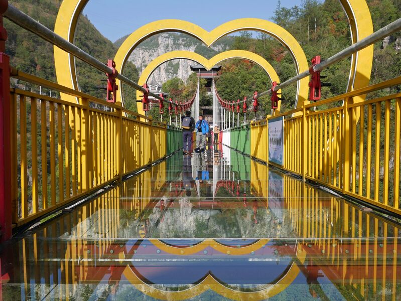 File:Yunzhiduan Glass FootbridgeYellowReflection.JPG