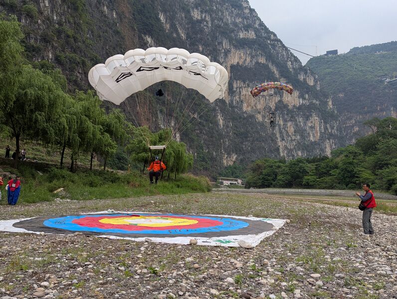 File:NizhuheDoubleParachute.jpg