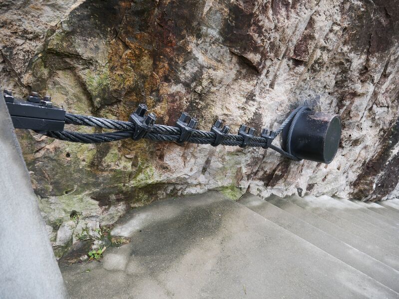 File:FangdongYandangGlassFootbridgeRockAnchor.JPG