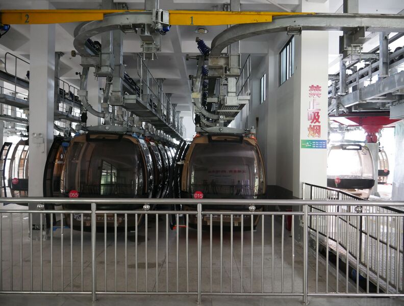 File:Shiniushan GlassRopewayCars.JPG