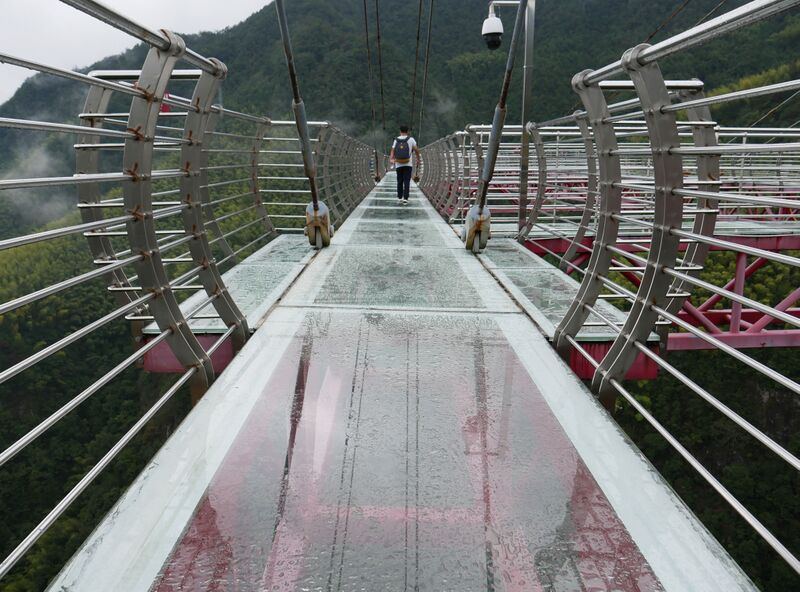 File:LingjiangyuanGlassPlatformCurvedRailing.JPG