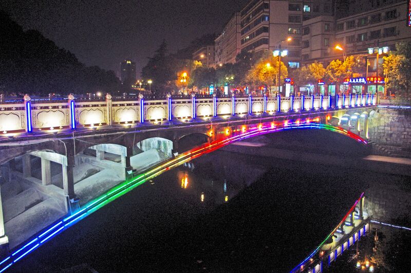 File:111ZunyiArchNightbyRichard.jpg