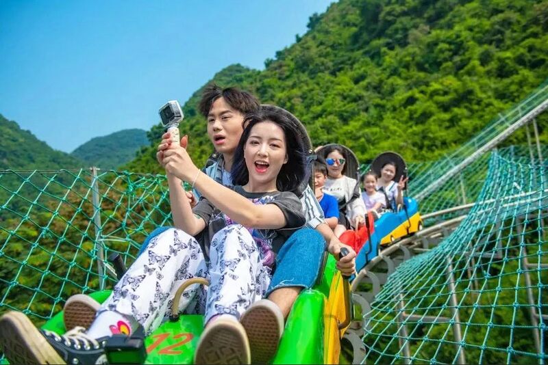 File:Baojinggong SlidePeople.jpg