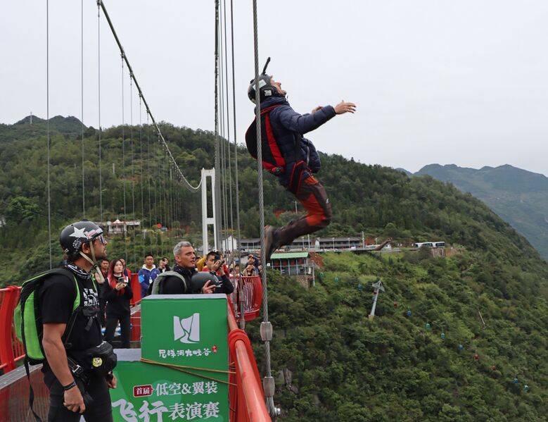 File:NizhuheFootbridgeJumperByGaryC.JPG
