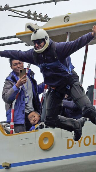 File:NizhuheGaryGondolaJumpClose.jpg