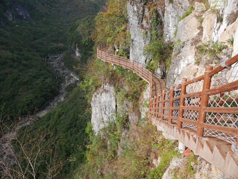File:YangshanheFootbridgeCliffwalkRailing.JPG