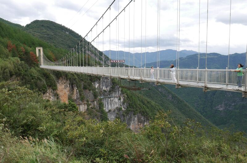 File:Fengdu Lianhuashan Glass FootbridgeWindy.JPG