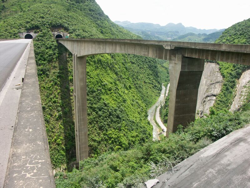 File:Liangchahe&Mountain.jpg