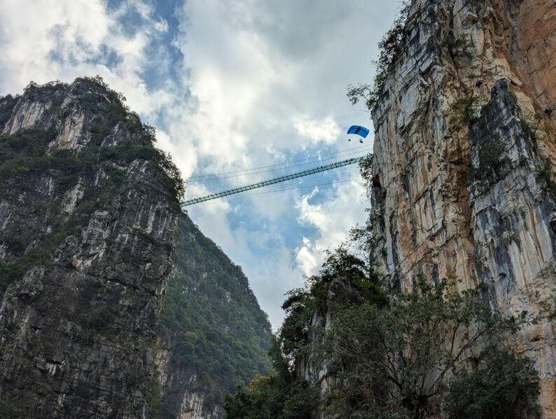 File:Nizhuhe DecemberFootbridgeJumper.jpg
