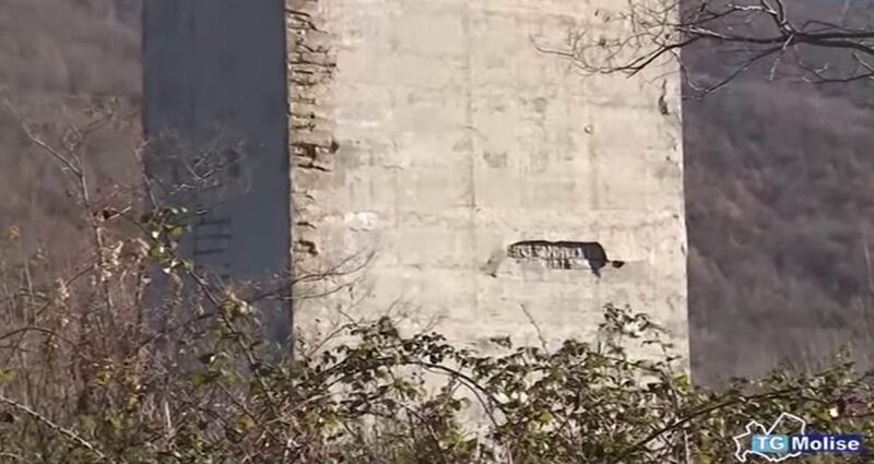 File:GamberalePierCracks.jpg