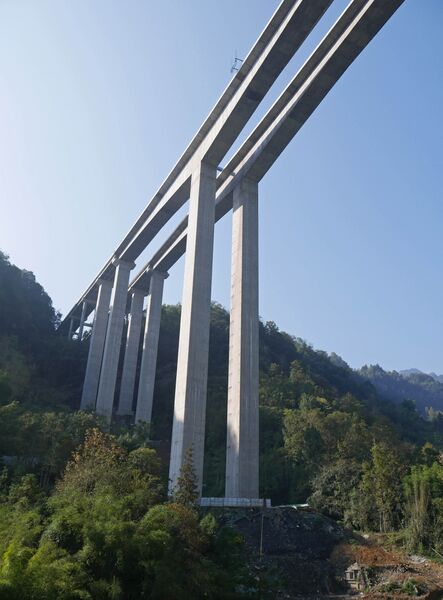 File:Shiqiao Bridge WudaoPiersSky.JPG