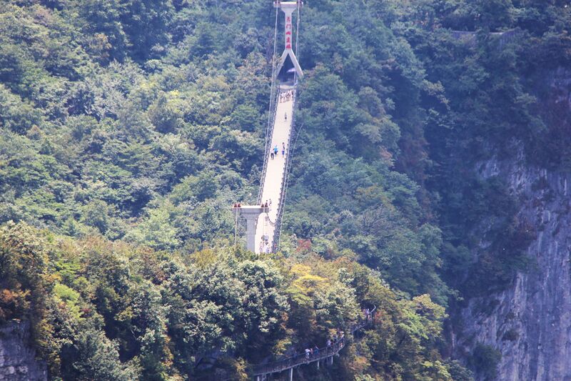File:TianmenMountainFootbridgeLonglens2.jpg