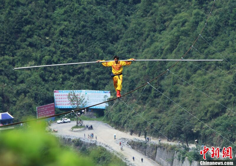 File:8AizhaiWirewalkersByChinaNews.jpg