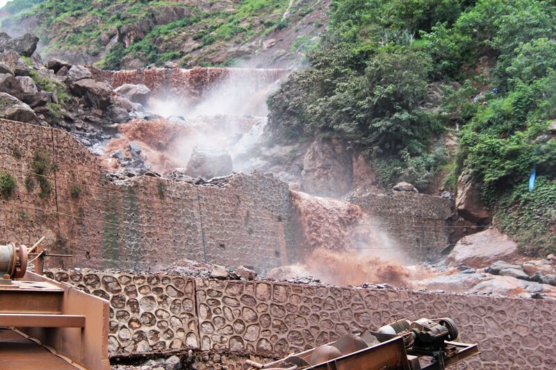 File:NiulanjiangNewG85BeamMudFalls.jpg