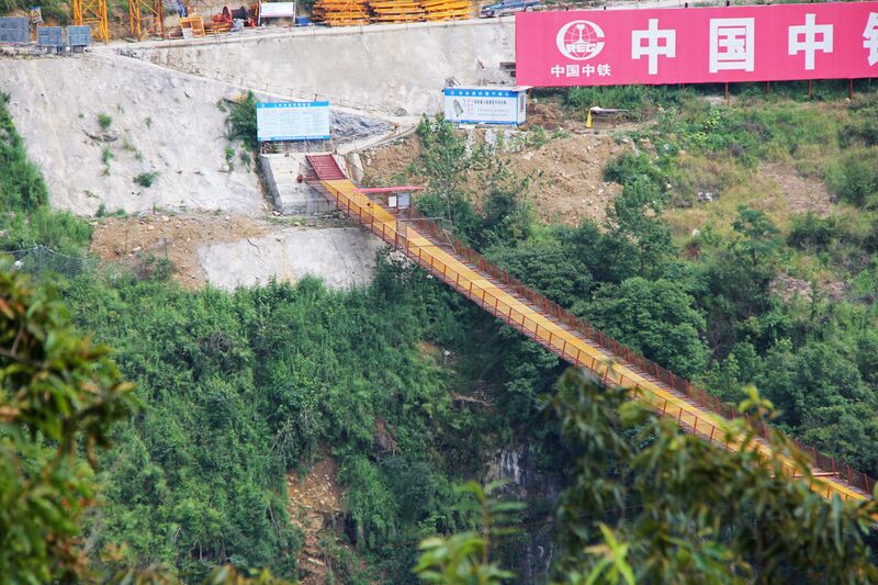 File:YachiRailwayFootbridgeEastLonglens.jpg