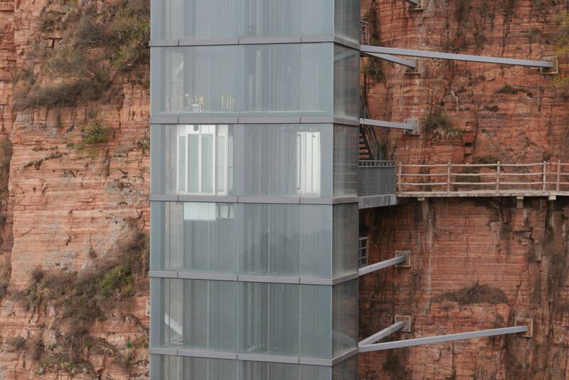 File:EastTaihangStandingTowerElevatorMidfloor.JPG