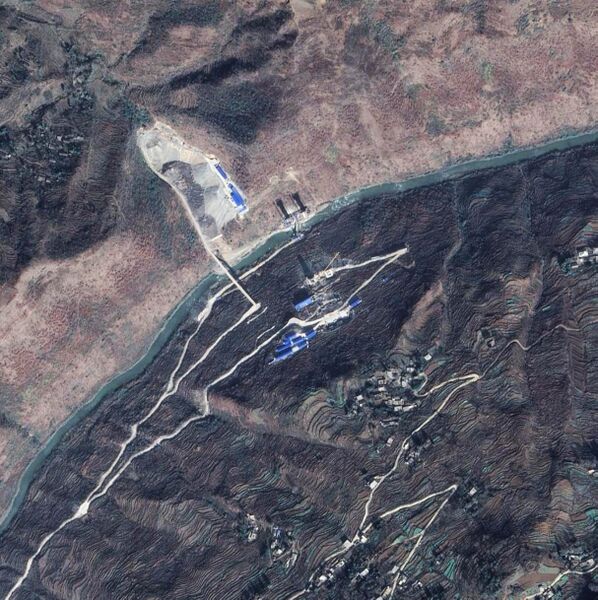 File:Faxianghe140mtr BeamNorthOfHezhangSatellite.jpg