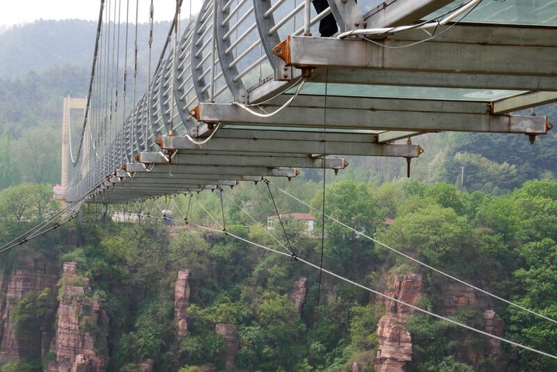 File:JiaodingshanGlassBeamLonglens.JPG