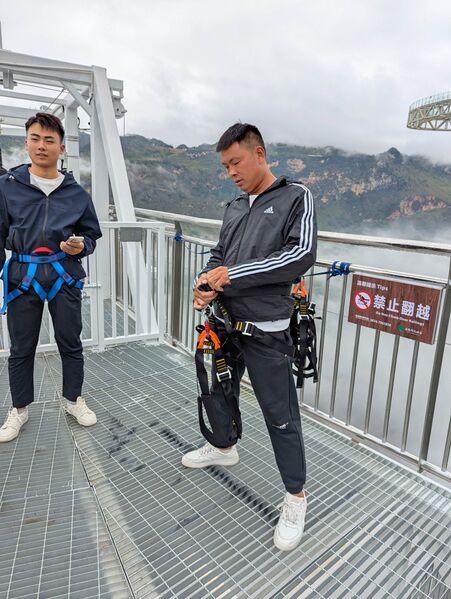 File:NizhuheBungyGuy.jpg