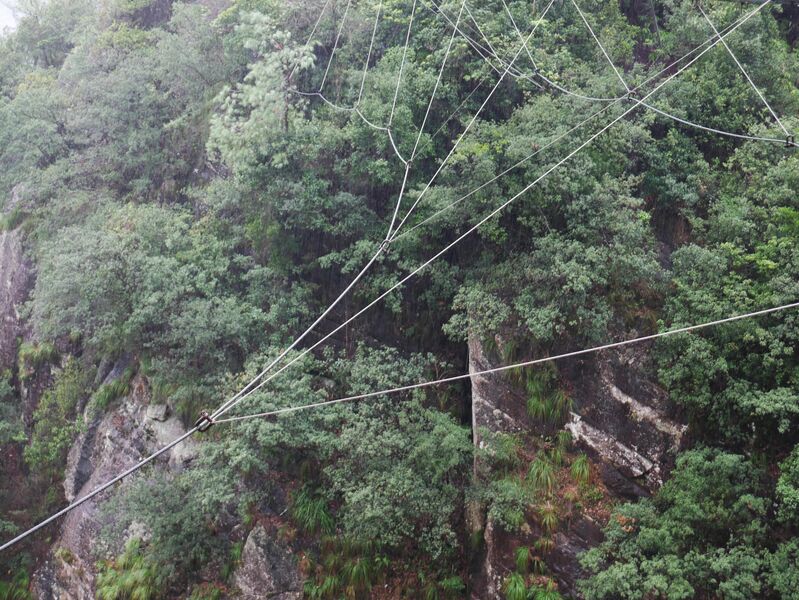 File:YaxiakuGlassFootbridgeWindCables.JPG