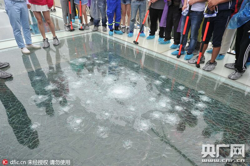 File:ZhangjiajieGlassSmash.jpg