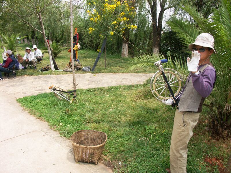 File:KunmingDaquanParkKiteGuy.jpg