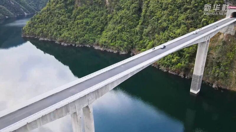 File:Lianghekou Bridge HefengPeople.jpg