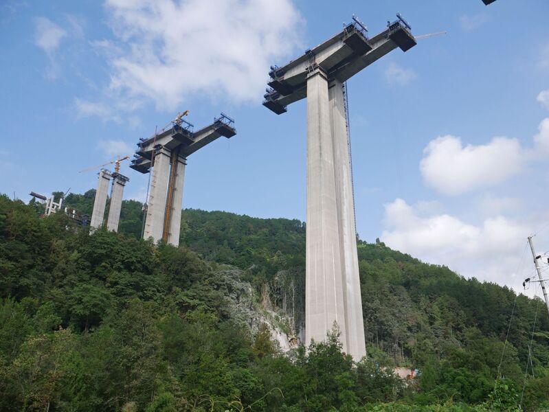 File:LongchuanjiangPiersSlope.JPG