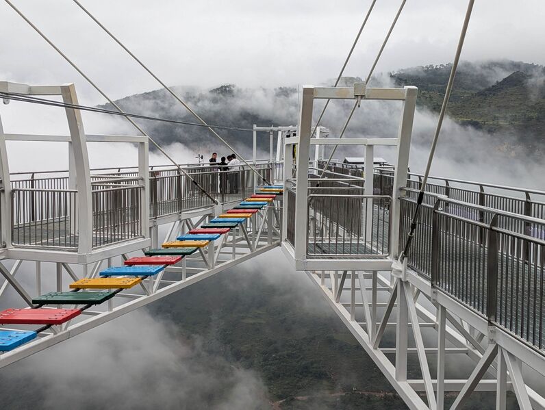 File:NizhuheBungyTrussSlatwalk.jpg