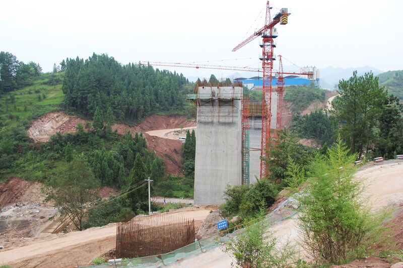 File:YelangheRailwayApproachPiers.jpg