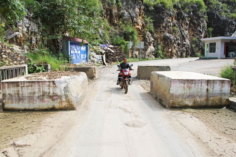 File:BeipanjiangFadeBarrier&Motorcycle.jpg
