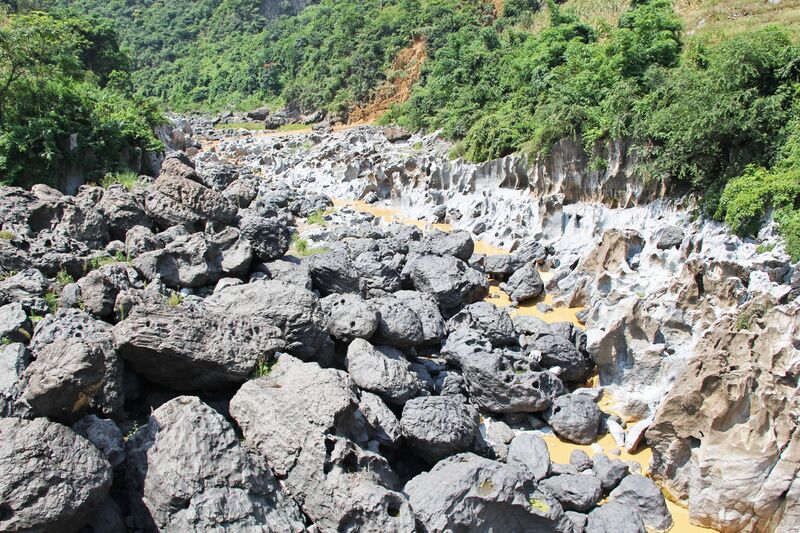 File:BeipanjiangGexiangRiverBoulders.jpg