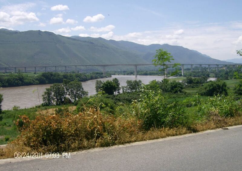 File:NujiangSideViewByKamejune.jpg