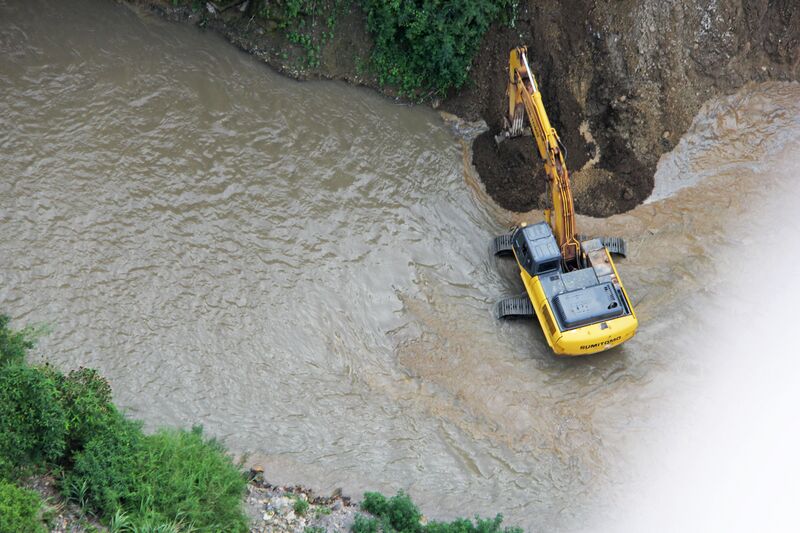 File:YangshuiheBackhoeRiverClose.jpg