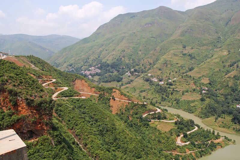 File:AzhiheAccessRoad.jpg