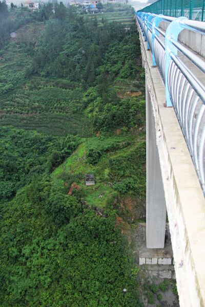 File:ChishuiheBeamWalkwaySide.jpg