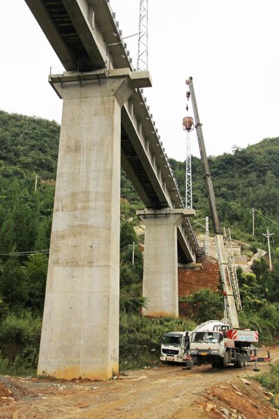 File:DinaheRailwayApproachPiers.jpg